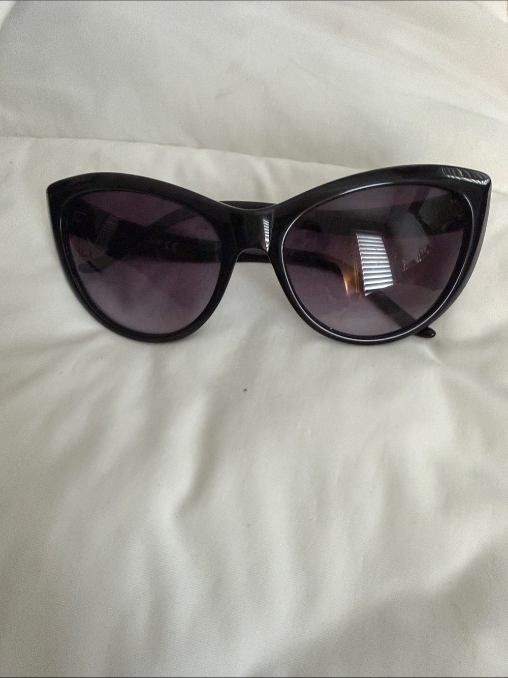 Women's Black Cat-Eye Sunglasses with Gradient Lenses